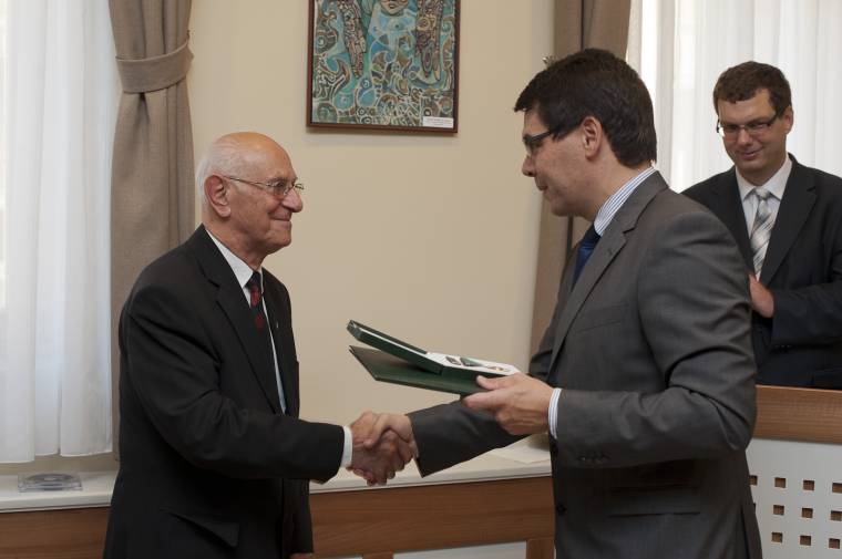 Kitüntetés az első bajnoknak