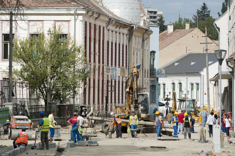 Villanyoszlopok nélkül a Petőfi utca