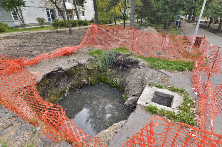 Bűzlik a szennyvíz a parkban