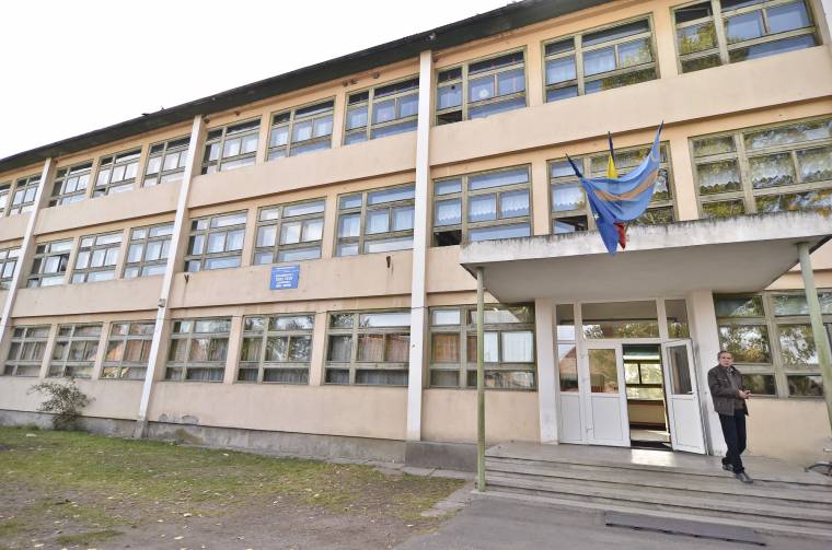 Aggódó csíkszentsimoni szülők