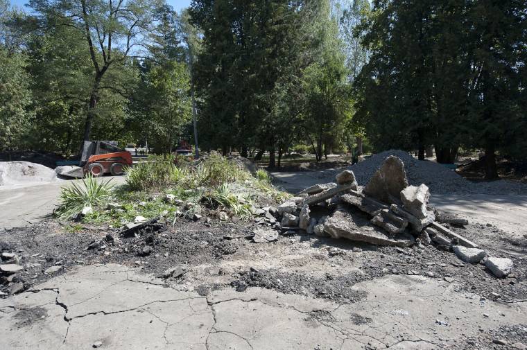 Készülnek a sétányok a központi parkban