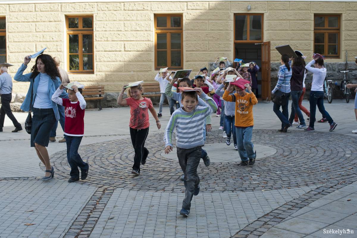 Katasztrófavédelmi gyakorlat a tanintézetben. Nehéz komolyan venni. Archív •  Fotó: Kristó Róbert