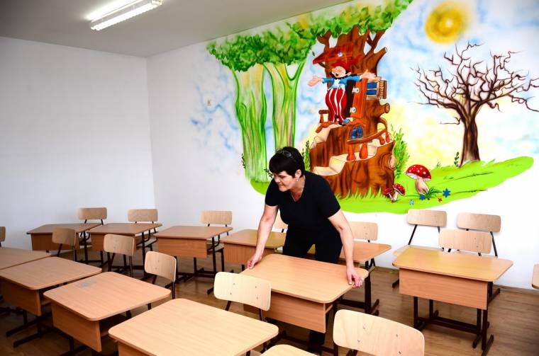 Meszelnek, takarítanak, készülnek a tanintézményekben