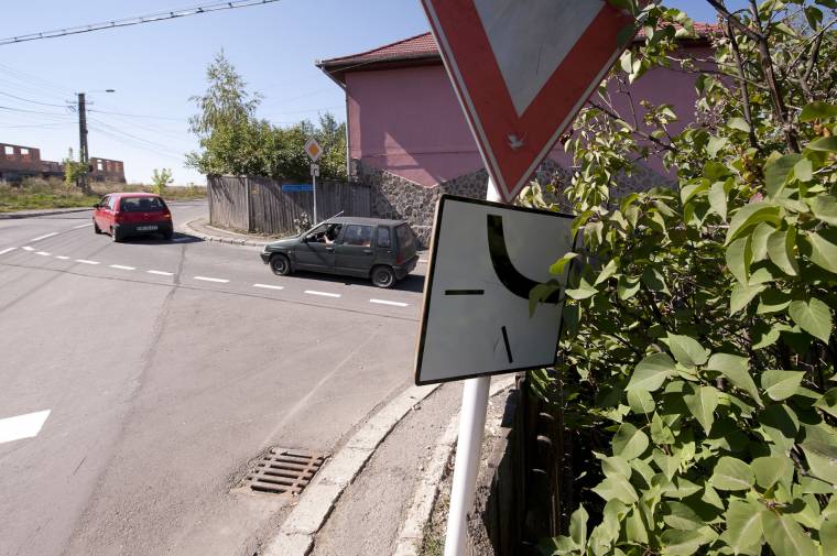 Bonyodalmakat okozó útfestések, hiányos közlekedési táblák