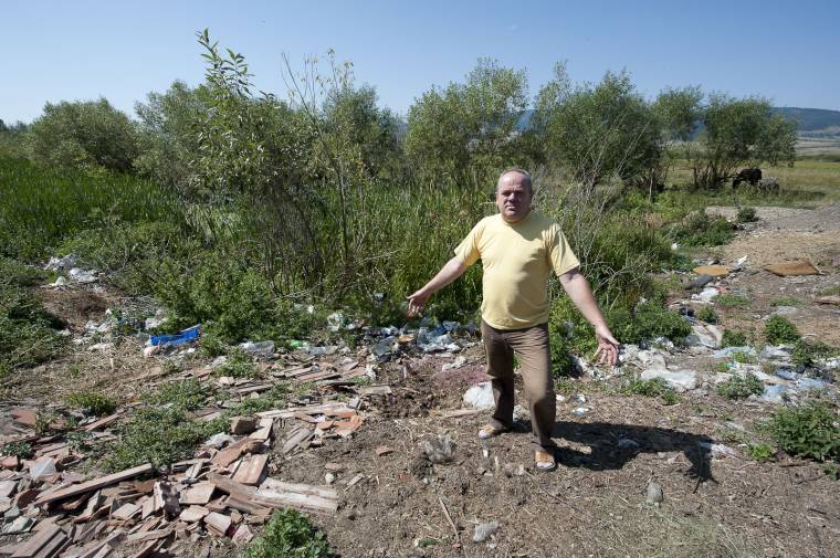 Szeméthegyek Simonban az Olt holtágának partján