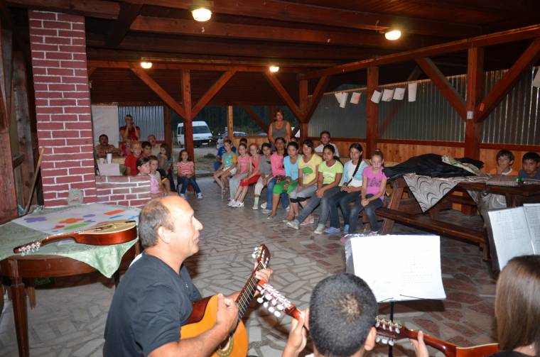 Közelebb hozni a roma gyerekeket a magyarokhoz