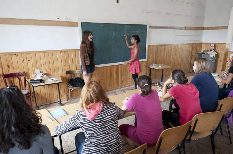 Angolul tanultak Csíkkarcfalván