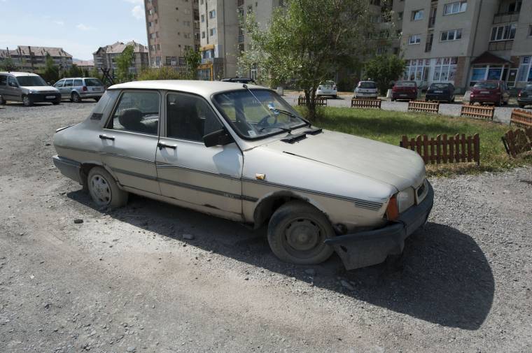 Elszállítják az elhagyott autókat