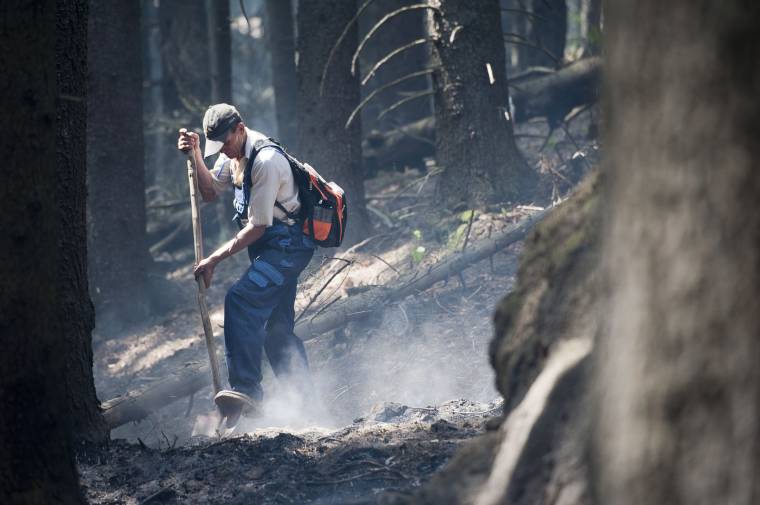 Vízzel locsolják a parázsló gócpontokat