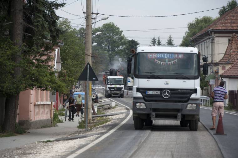 Túl sok volt a bitumen, kicserélik az útburkolatot