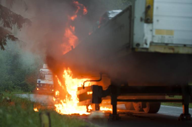 Kigyúlt egy teherautó utánfutója