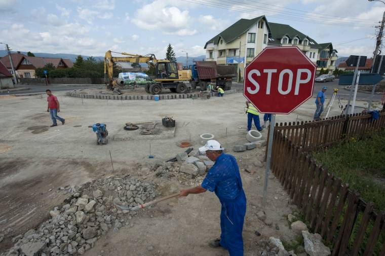 Elkészül a körforgalom, kétirányú lesz a Kertészek utca