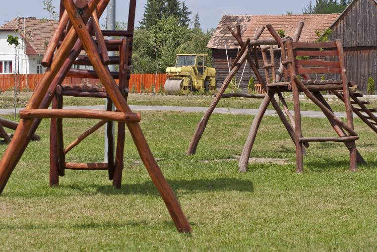 Búcsúsok és árusok az út mellett