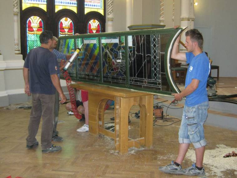 Helyükön a festett üvegablakok