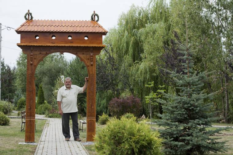 Székely kaput állítottak Csíkszenttamáson