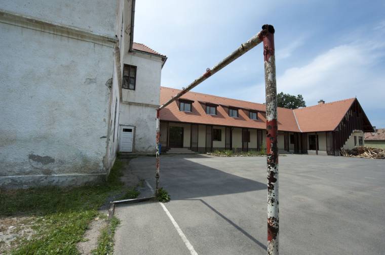 Jogi útvesztőkben akadt el a madéfalvi iskola felújítása