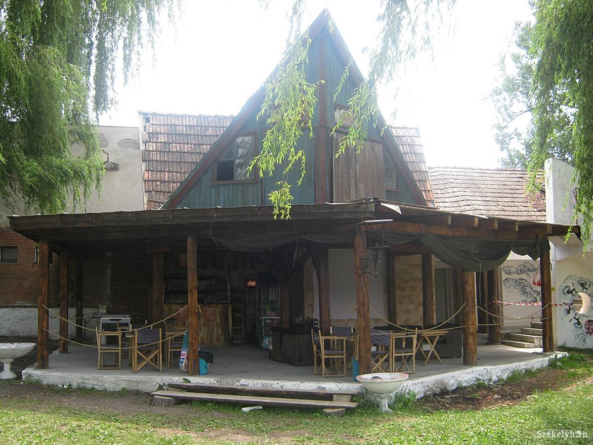 Menedék a tűző nap elől azoknak, akiknek nem jutott hely a fák árnyékában. A „kocsmarész” 2012-ben... •  Fotó: Pinti Attila