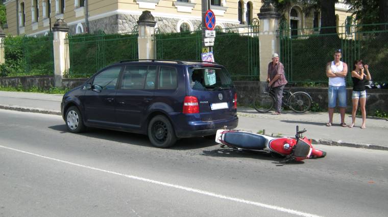 Autónak ütközött a robogós