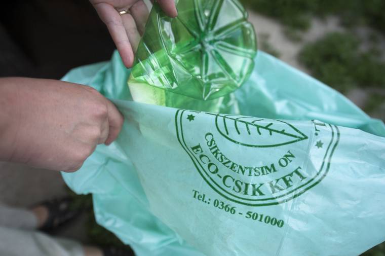 Szelektív gyűjtőzsákokat oszt az Eco-Csík Kft.