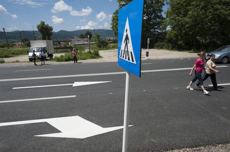 Új közlekedési táblák a megyei úton