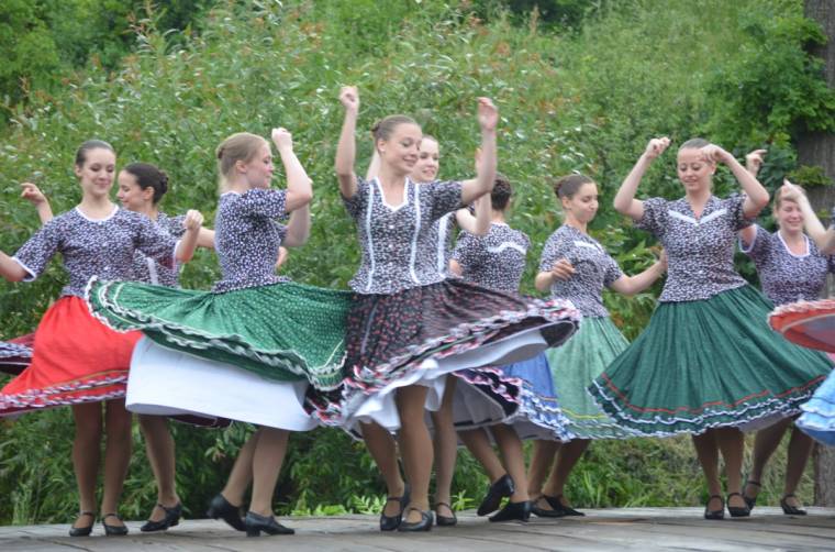 Néptánc a lázárfalvi Rendezvénybirtokon