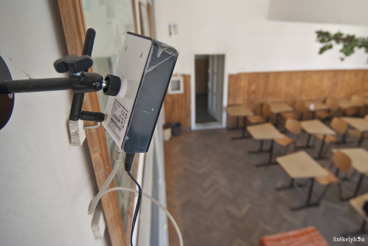 Kamerát kellene szerelni minden osztályterembe, de mivel megnőtt a kereslet, kifogytak a készletek •  Fotó: Veres Nándor