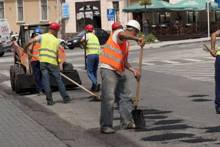 Fákat ültetnek, kátyúznak Gyergyószentmiklóson