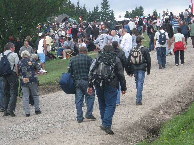 Amikor a hit legyőzi a paranoiát