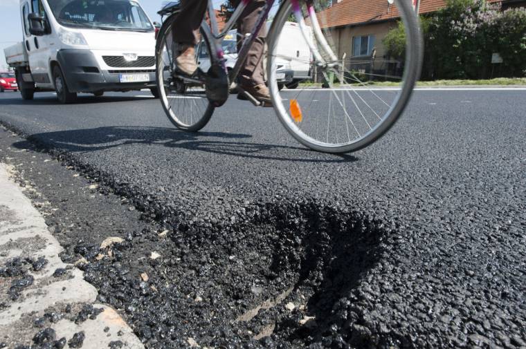 Balesetveszélyesek a lefolyók miatti gödrök