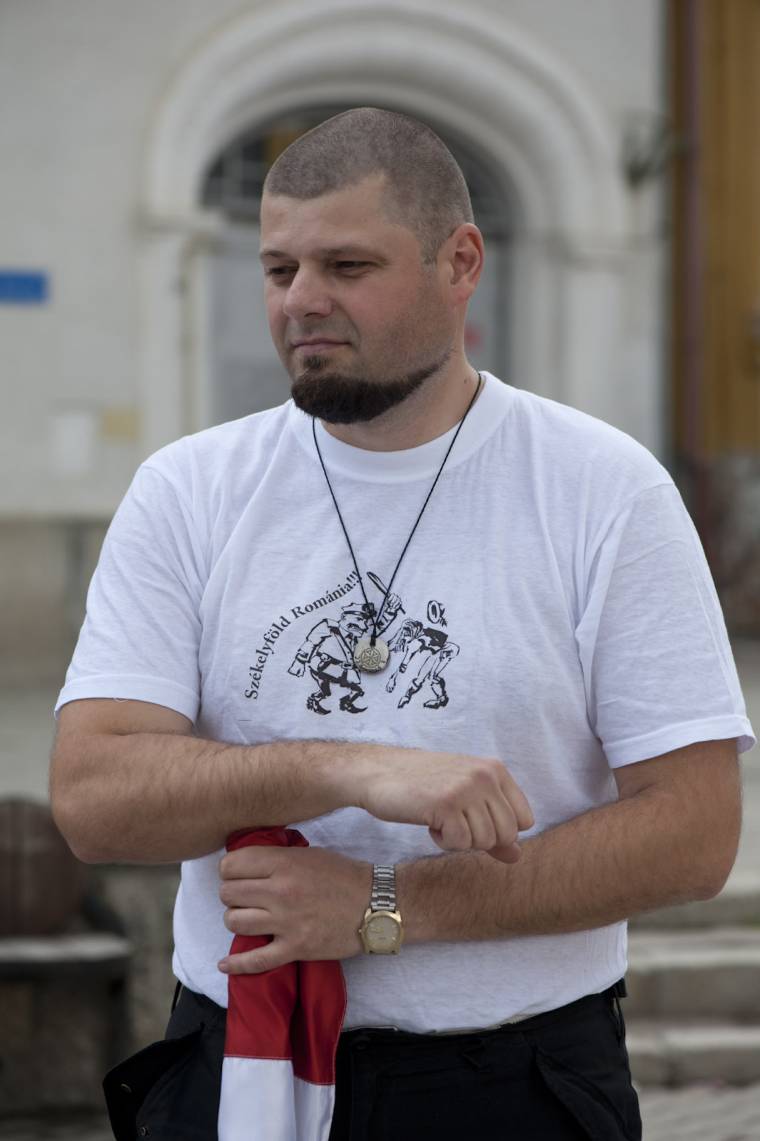 Büntetnék a liberálisok a zászlószaggató Csibit