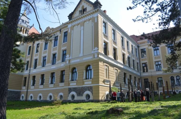 Meghívó a felújított gimnáziumba