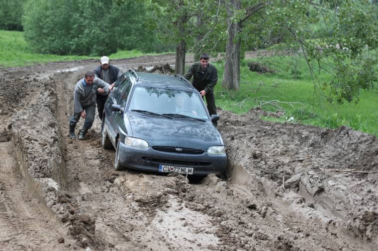 Sártengerben közlekednek Csinód felé