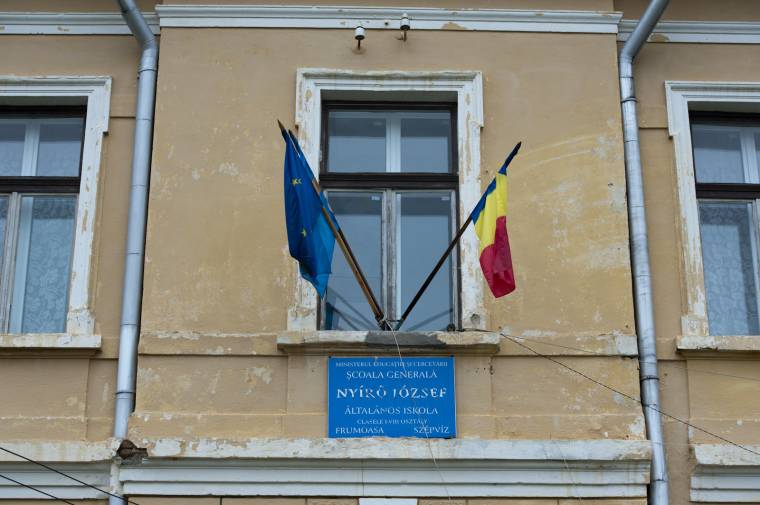 Rendőrök fényképezték a szépvízi iskolát