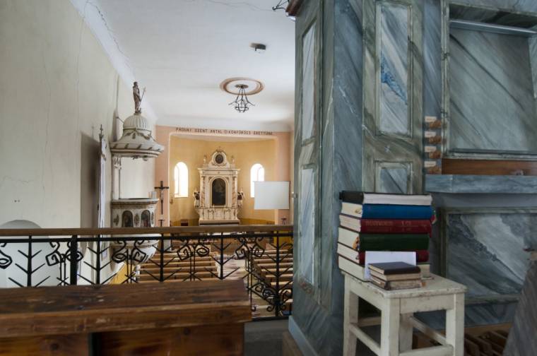 Kinek a pap, kinek a kántor