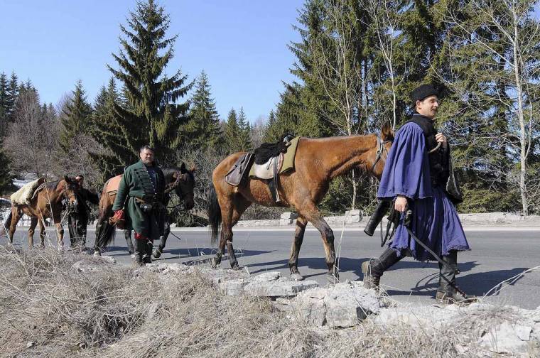 Huszárok fogadták az Ázsiába tartó magyar lovascsapatot