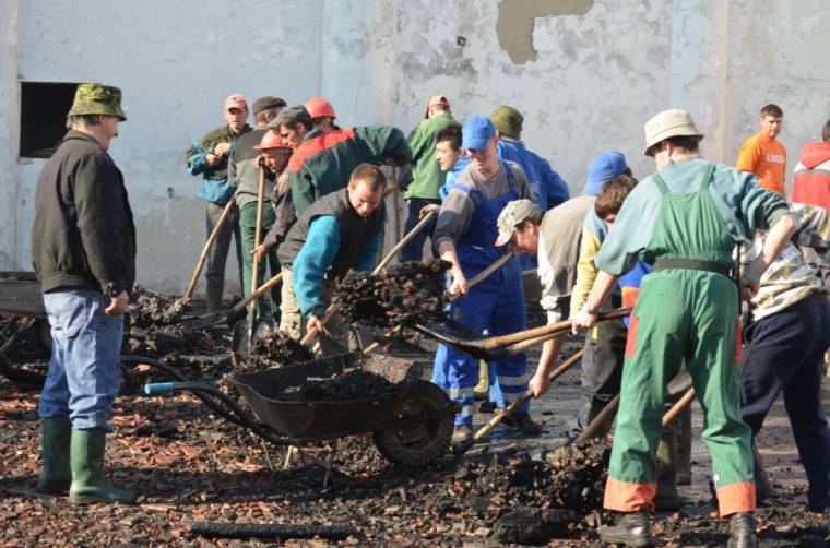 Összefogás a csíkmindszenti sportcsarnoknál