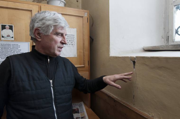 Helyenként repedezik a csicsói templom fala