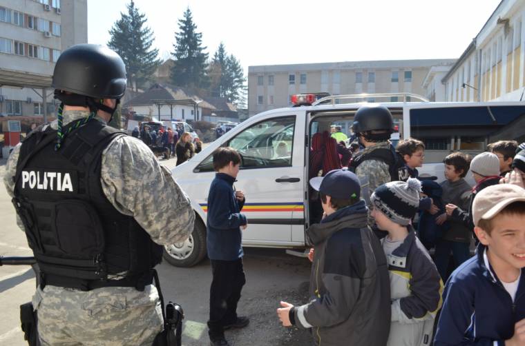 Több száz gyerek a rendőrségen
