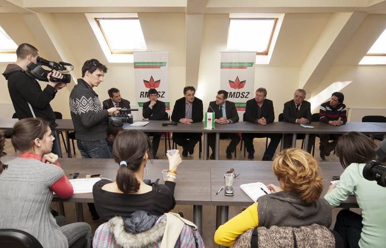 Aláírásokat gyűjt Ráduly