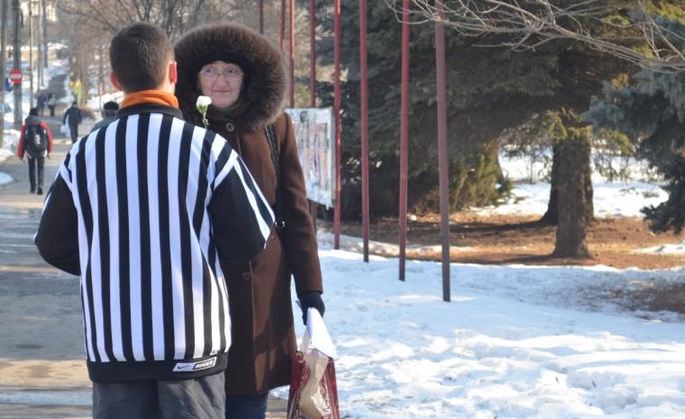 Virágokkal lepték meg a hölgyeket