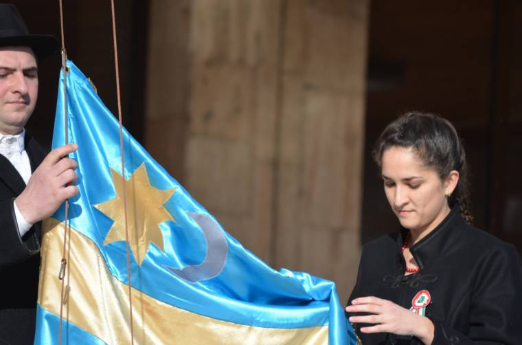 Székelyzászlós fiatalokat tartóztattak fel