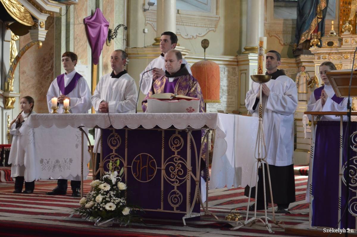 Lepellel vonják be a feszületeket Feketevasárnap. Idén nem tartanak nyilvános liturgiát a járvány miatt. Archív •  Fotó: Iochom Zsolt