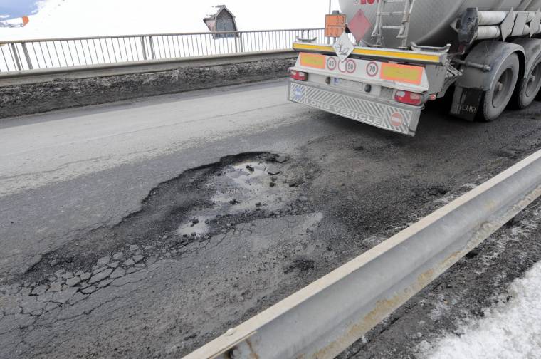 Visszatérő balesetveszély a vasúti felüljárón