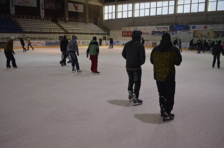 Nélkülöző gyerekekért korcsolyáznak