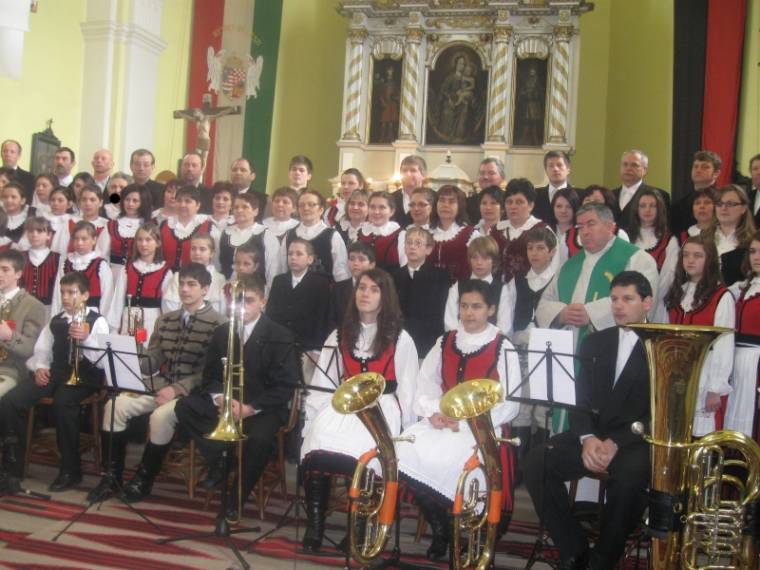 Énekszó töltötte be a szentimrei templomot