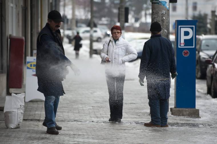 Sötét utca, csúszós járdák
