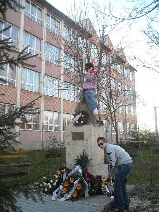 Nagy Imre szobrát gyalázták