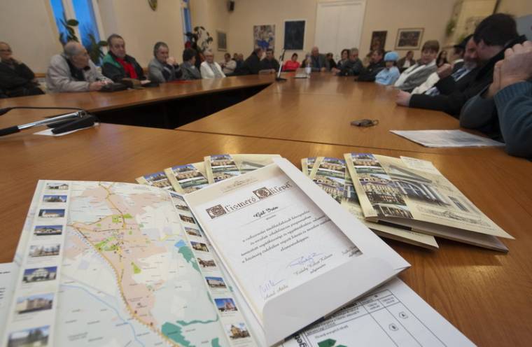 Oklevelek a tömbház-rehabilitációs programban való együttműködésért