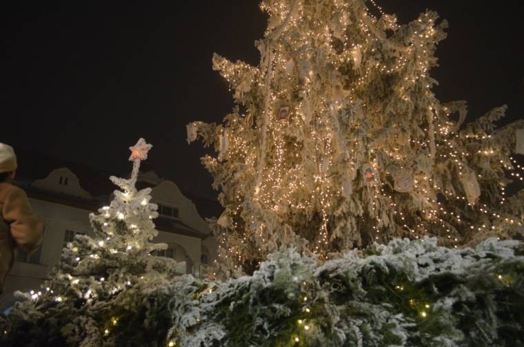 Meggyújtották az adventi koszorú negyedik gyertyáját