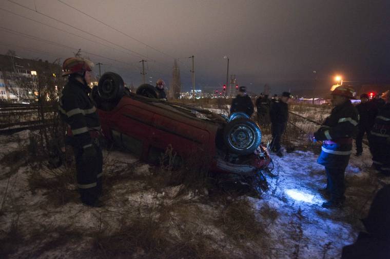 Sínek közé borult kisautó